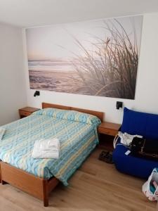 Un pat sau paturi într-o cameră la Oasi Mamma dell'Amore & Villaggio della Gioia