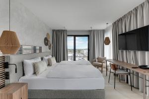 a hotel room with a large bed and a desk at GRANO HOTEL Solmarina in Wiślinka