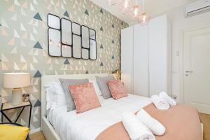 Ένα ή περισσότερα κρεβάτια σε δωμάτιο στο BauHaus - Sleepwithme - Free Parking - Free Braeakfast - Very Friendly Staff