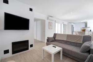 チクラナ・デ・ラ・フロンテーラにあるRchico Piscina climatizadaのソファと薄型テレビのあるリビングルーム