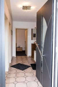 um corredor com um frigorífico num quarto em Ferienwohnung Am Berg, Eheleute Müller em Hilchenbach