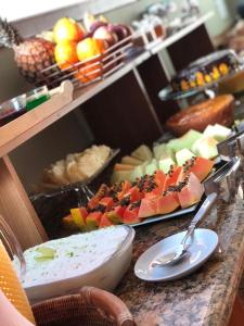 坎普斯杜若爾當的住宿－波薩達康達多布拉斯雷洛酒店，一张桌子,上面放着一大堆不同种类的水果