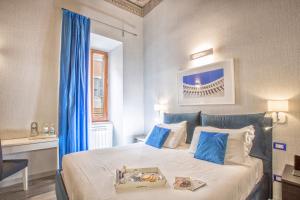 Un dormitorio con una cama con una bandeja de comida. en History Suite, en Roma