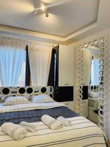 um quarto com uma cama grande com duas almofadas em Cozy Flat 5 minutes to Taksim Square at Center em Istambul