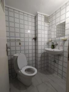 y baño con aseo y lavamanos. en 3+1 Full eşyalı apartman dairesi, en Antalya