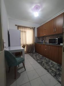 a kitchen with a desk and a chair and a microwave at 3+1 Full eşyalı apartman dairesi in Antalya