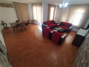 a living room with a couch and a table and chairs at 3+1 Full eşyalı apartman dairesi in Antalya