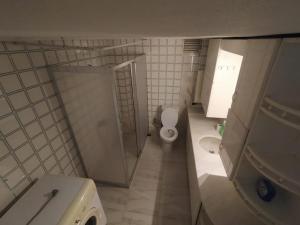 a bathroom with a toilet and a shower and a sink at 3+1 Full eşyalı apartman dairesi in Antalya