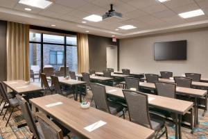 una sala de conferencias con mesas, sillas y una pantalla en Residence Inn by Marriott Phoenix West/Avondale, en Avondale