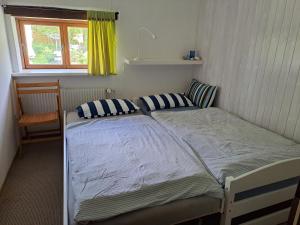 a small bedroom with a bed and a window at Ferienwohnung Gitta 