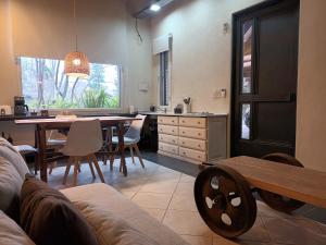 a kitchen and dining room with a table and chairs at La Posadita de Chacras in Chacras de Coria