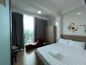 1 dormitorio con cama blanca y ventana en Hotel Hồng Cẩm, en Trung An