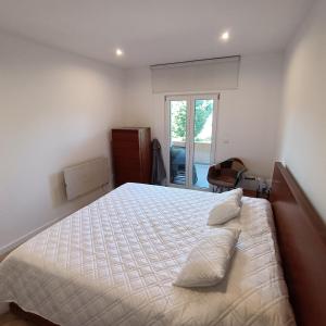 a bedroom with a large bed and a window at AQUAVIEW - VENDA NOVA in Venda Nova +27 photos