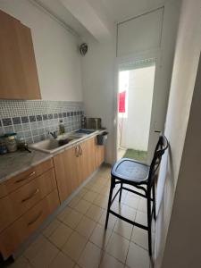 a kitchen with a chair and a sink at Appartement S1 Jardins l aouina in Tunis