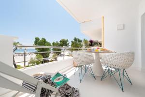 a balcony with a table and chairs and the beach at Apartment Blue View in Port d'Alcudia