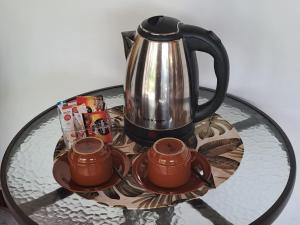 Příslušenství pro přípravu čaje a kávy v ubytování Serongga guest house