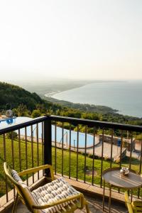 Elle comprend un balcon offrant une vue sur la piscine et l'océan. dans l'établissement Dohos Nature Guest House, à Karítsa