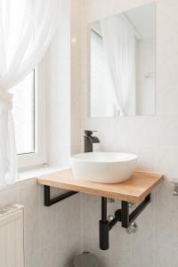 bagno con lavandino bianco e specchio di Hotel Enger Hof a Dusseldorf