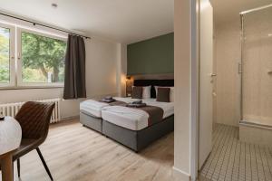Ένα ή περισσότερα κρεβάτια σε δωμάτιο στο Hotel Enger Hof