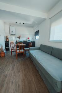 - un salon avec un canapé, une table et des chaises dans l'établissement Apartur Buenos Aires, à Buenos Aires