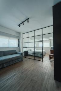 Habitación grande con cama y sofá en Apartur Buenos Aires en Buenos Aires