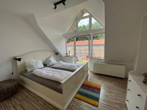 sypialnia z łóżkiem i dużym oknem w obiekcie Erlebnisbauernhof Schwanewede w mieście Schwanewede