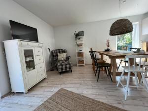 uma cozinha e sala de jantar com mesa e cadeiras em Erlebnisbauernhof Schwanewede em Schwanewede