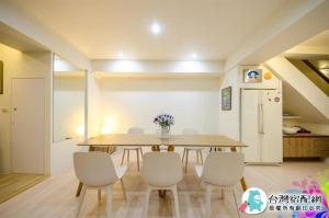 uma sala de jantar com mesa e cadeiras em Together House em Luodong