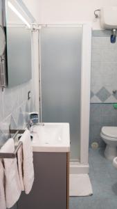 łazienka z umywalką i toaletą w obiekcie Naxos Home Holiday w mieście Giardini Naxos