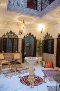 pokój z fontanną w środku pokoju w obiekcie Riad Hayat w Marakeszu