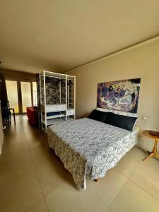 Postel nebo postele na pokoji v ubytování Piccolo Loft in centro Asti