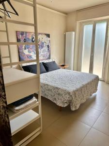 ein Schlafzimmer mit einem Etagenbett und einer Leiter in der Unterkunft Piccolo Loft in centro Asti in Asti