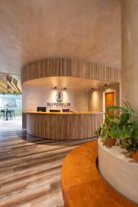 a sunbury hotel lobby with a reception desk and plants at Suite House Carilo in Carilo