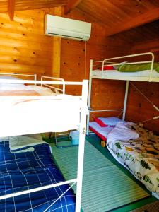 a room with two bunk beds in a cabin at 星逢える宿ー森のコテージ気仙沼 in Kesennuma