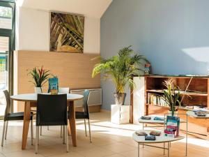 Ruang duduk di House in France for a Relaxing Getaway