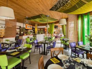 un restaurante con mesas y sillas y un bar en Air-conditioned maisonette near the center of Gaujac in the Gard, en Gaujac