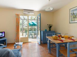 una sala de estar con una mesa con fruta. en Air-conditioned maisonette near the center of Gaujac in the Gard, en Gaujac