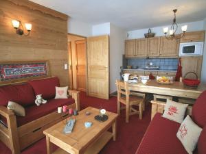 una sala de estar con un sofá y una mesa en Apartment in France near the Alps, en La Toussuire 21 fotos más