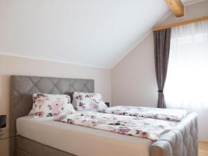 Una cama o camas en una habitación de Cosy apartment in Arnoldstein with parking lot