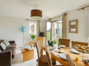 sala de estar con mesa de madera y sillas en Beautiful luxury apartment near a Breton oyster village en Cancale