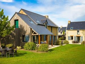 una casa con techo de metal en un patio en Beautiful luxury apartment near a Breton oyster village en Cancale