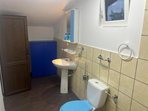 uma casa de banho com um WC e um lavatório em Casa La Angela em Periprava