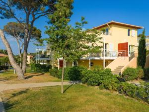 ein Haus in einem Vorort mit einem Baum in der Unterkunft Beautiful accommodation with terrace near the Mediterranean Sea in Six-Fours-les-Plages