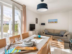 sala de estar con mesa y sofá en Well-kept apartment, with dishwasher, 7 km from the beach, en Saint-Hilaire-de-Talmont