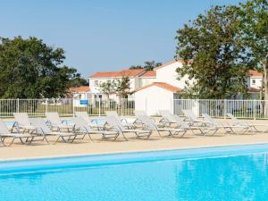 Piscina a Well-kept apartment, with dishwasher, 7 km from the beach o a prop