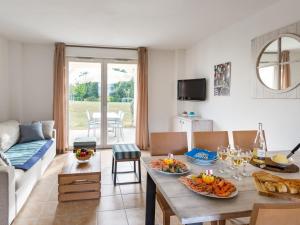 una sala de estar con una mesa con fruta. en Well-kept apartment, with dishwasher, 7 km from the beach, en Saint-Hilaire-de-Talmont