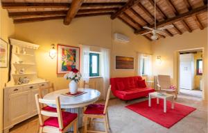 uma sala de estar com um sofá vermelho e uma mesa em 2 Bedroom Beautiful Home In Monte C,di Vibio Pg em Monte Molino