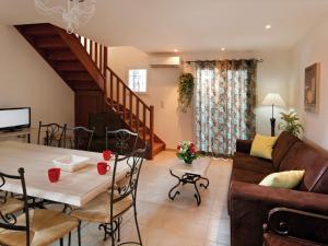 ein Wohnzimmer mit einem Tisch und einem Sofa in der Unterkunft Spacious holiday home with dishwasher and AC, in the Luberon in LʼIsle-sur-la-Sorgue