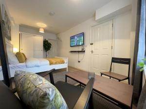 Habitación de hotel con cama y comedor en Pass the Keys Cosy Studio Flat Close To Bexleyheath Centre en Bexleyheath