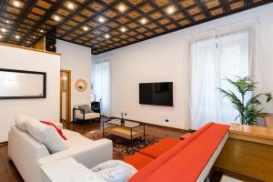 salon z kanapą i telewizorem w obiekcie Classy & Refined near Villa Ada by NDP rent w Rzymie